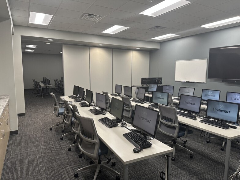 More Photos Of 2700 S Lorraine Pl, Sioux Falls Office For Lease