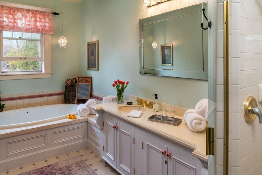 More Photos Of 506 S Oakland St, Saint Johns Hospitality For Sale