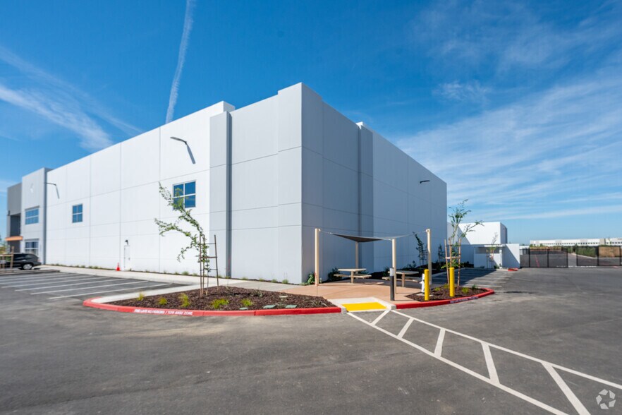More Photos Of 4535 W Elkhorn Blvd, Sacramento Distribution For Sale