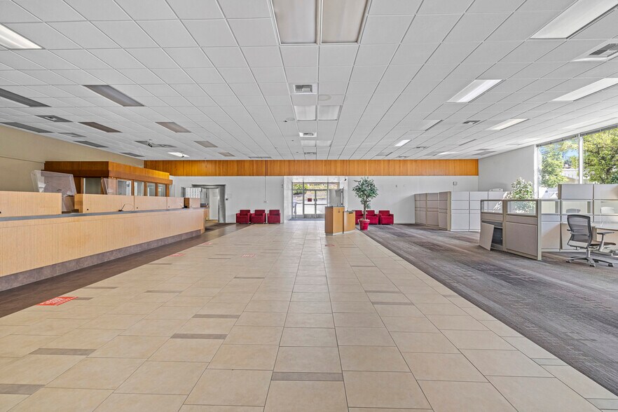 More Photos Of 501 N Olympic Ave, Arlington Bank For Lease