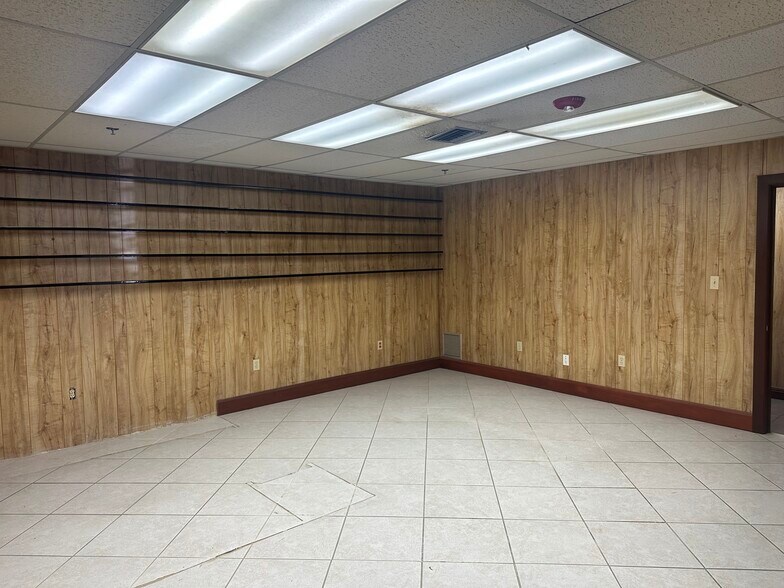 More Photos Of 1675-1677 W 31st Pl, Hialeah Manufacturing For Lease