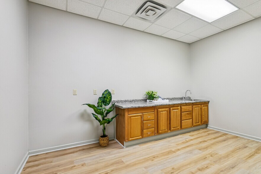 More Photos Of 1616 L And A Rd, Metairie Office For Lease