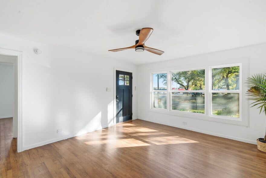 More Photos Of 112 W Akard St, Weatherford Flex For Sale