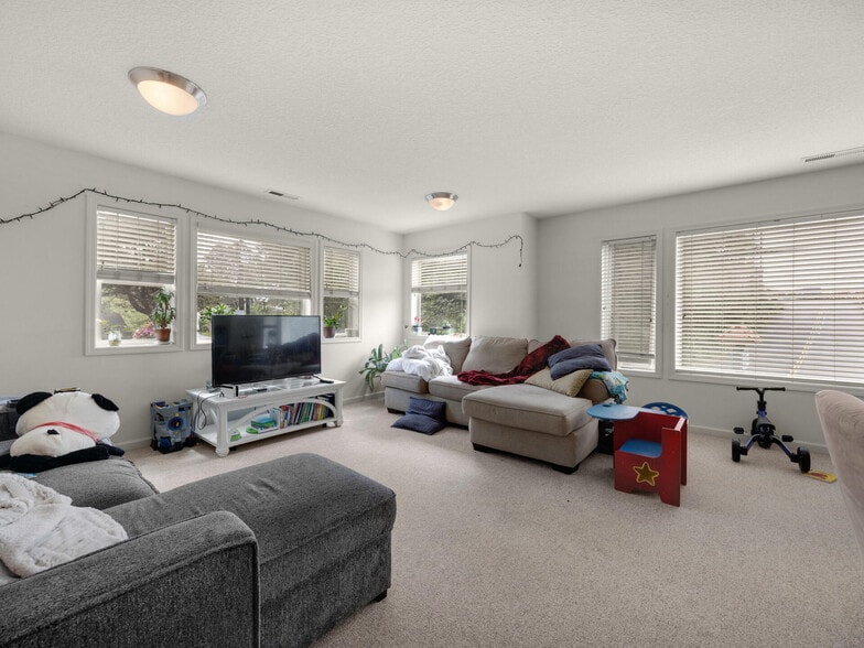 More Photos Of 107 Sunset Blvd, Cannon Beach Storefront Retail Residential For Sale