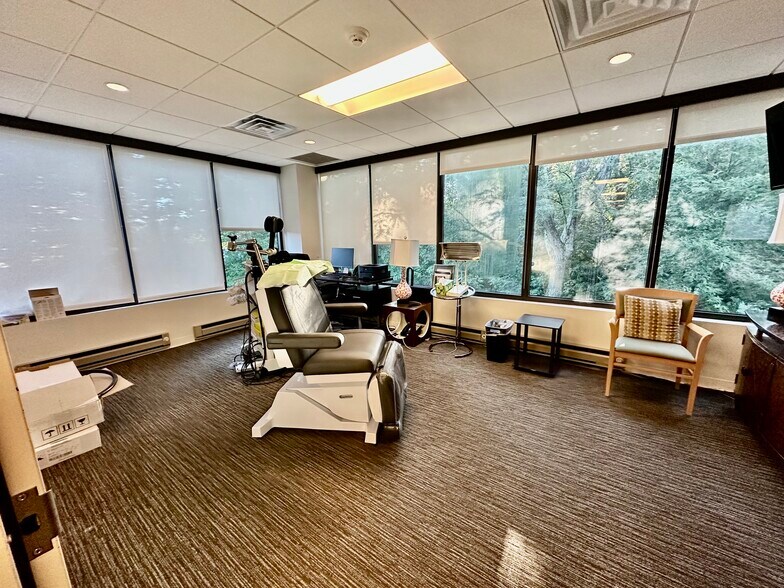 More Photos Of 81 Holly Hill Ln, Greenwich Office For Lease