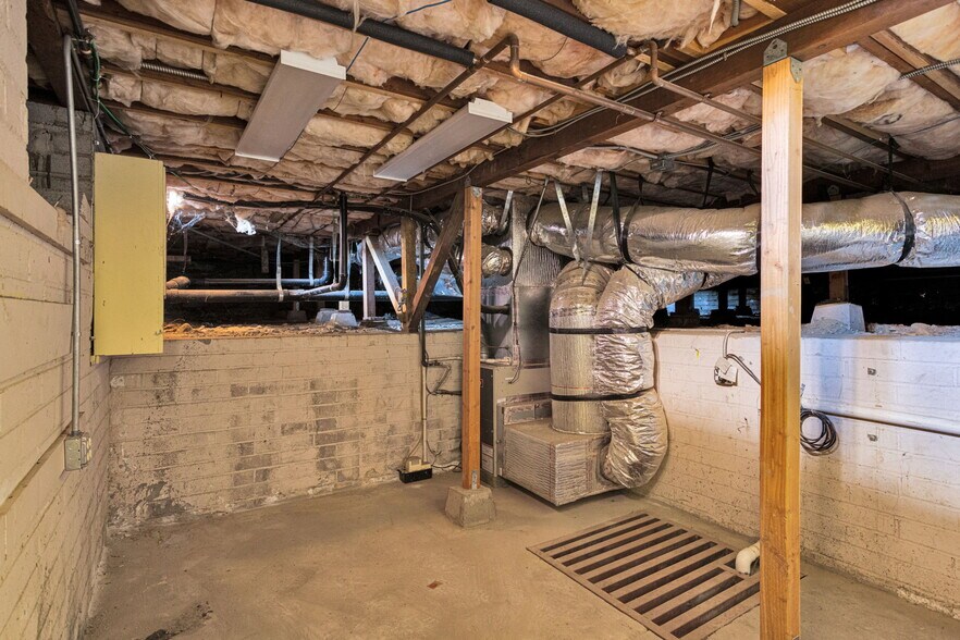 More Photos Of 943 W Holt Blvd, Ontario General Retail For Sale