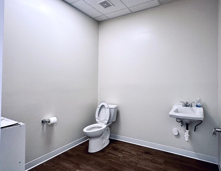 More Photos Of 605-701 E University Ave, Georgetown Storefront Retail Office For Sale