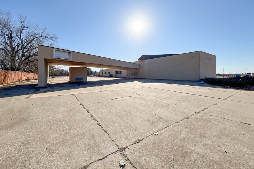 More Photos Of 3200 E Memorial Rd, Edmond Medical For Sale