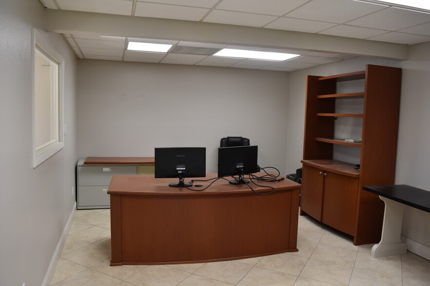 More Photos Of 3291 118th Ave N, Saint Petersburg Warehouse For Lease