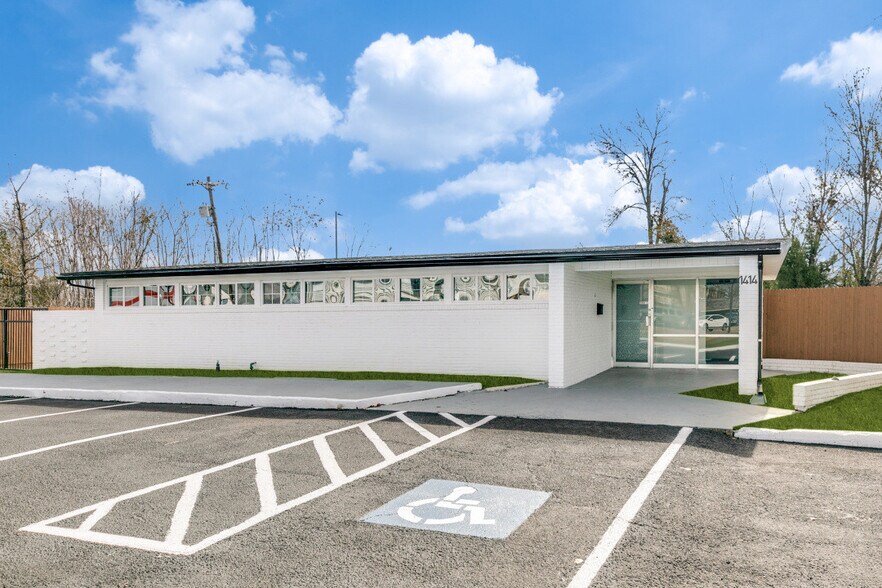 More Photos Of 1414 Forest Ln, Garland Office For Lease