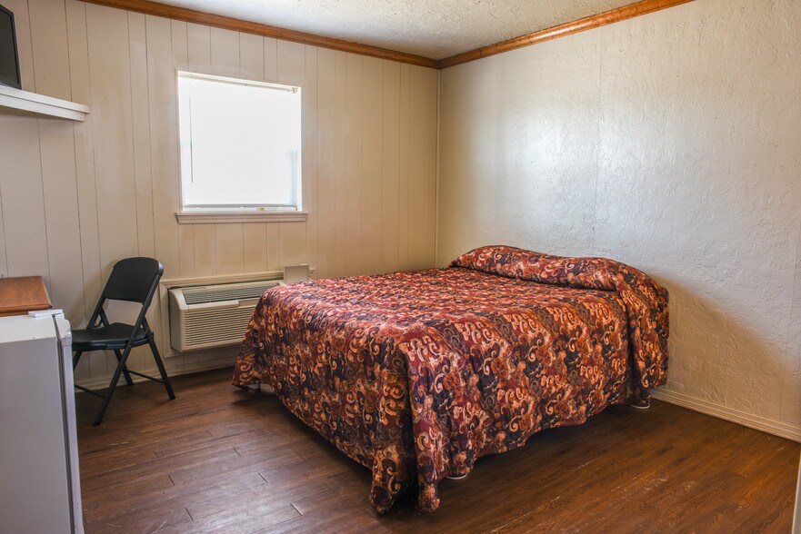 More Photos Of 1000 W Cherokee St, Lindsay Hotel For Sale