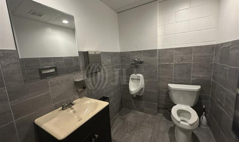 More Photos Of 8837 Lankershim Blvd, Sun Valley Light Manufacturing For Lease