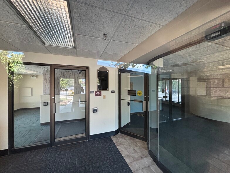 More Photos Of 511-515 Thornhill Dr, Carol Stream Unknown For Lease