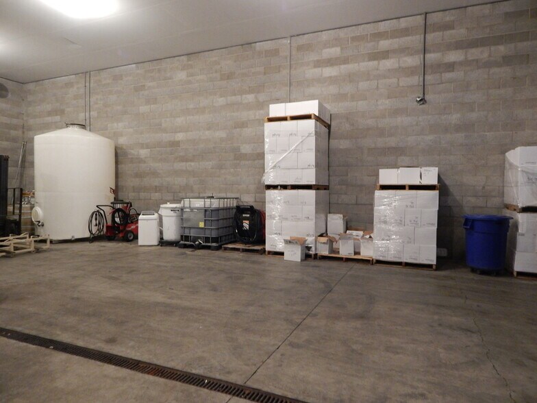 More Photos Of 707 Hess Ln, Roseburg Warehouse For Lease
