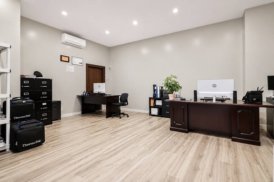 Primary Photo Of 78-04 67th Dr, Middle Village Apartments For Lease