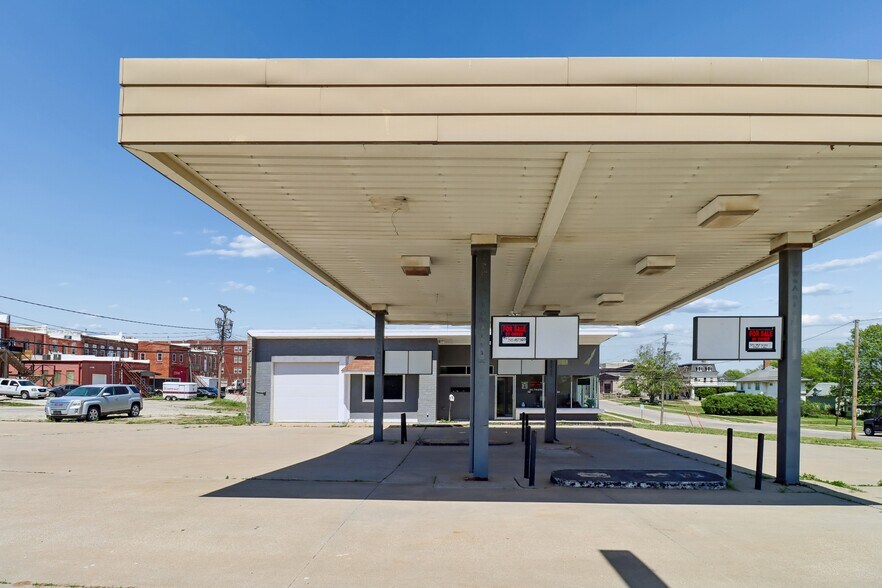 More Photos Of 801 Court Ave, Chariton Service Station For Sale