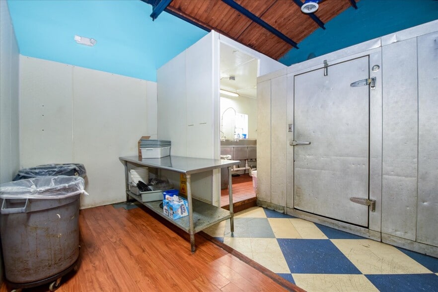 More Photos Of 1212 4th St SW, Roanoke General Retail For Sale