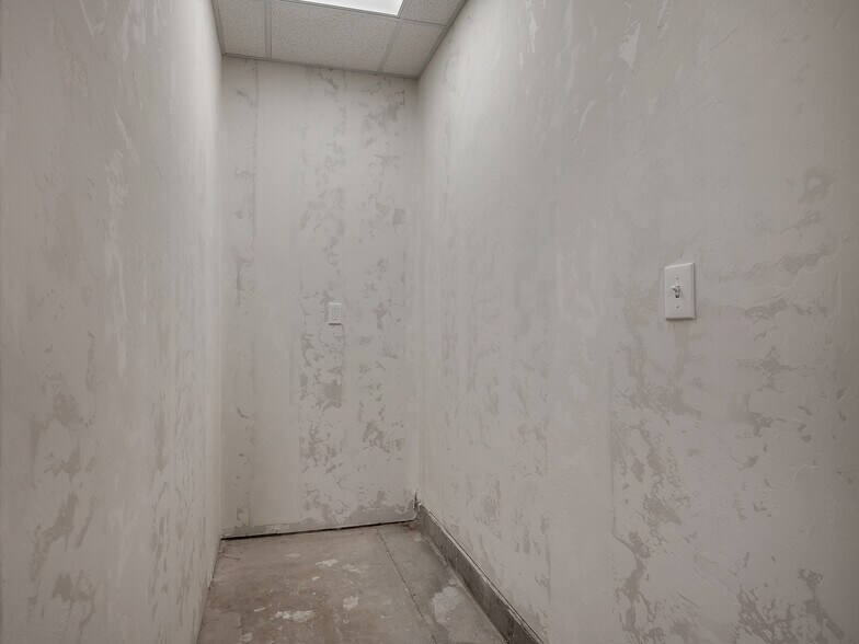 More Photos Of 4403-4411 SW 3rd St, Oklahoma City Showroom For Lease