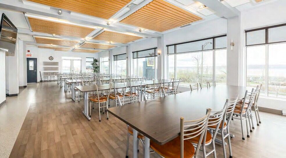 More Photos Of 3365-3367 Sainte-Anne Boul, Québec Office For Sale