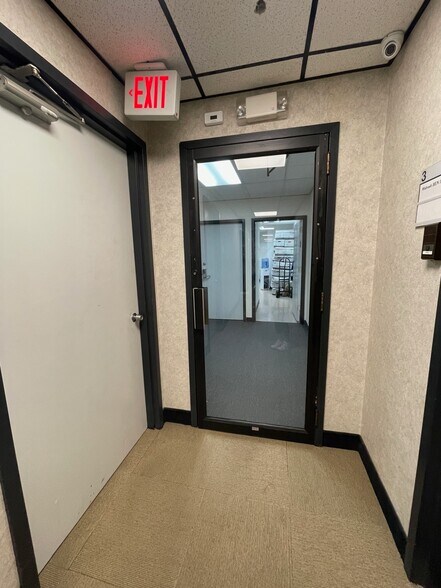 More Photos Of 17 Maple Dr, Great Neck Storefront Retail Office For Lease