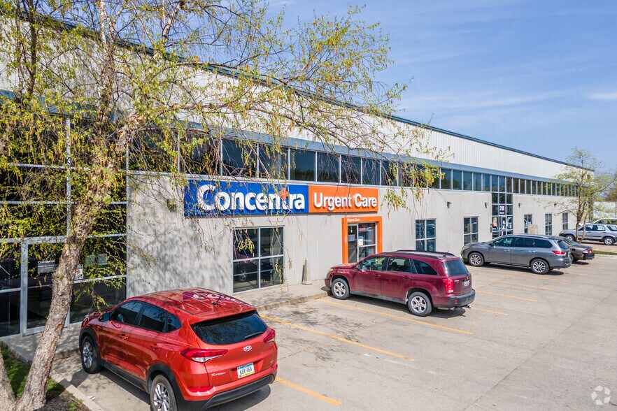 More Photos Of 2100 Dixon St, Des Moines Flex For Lease