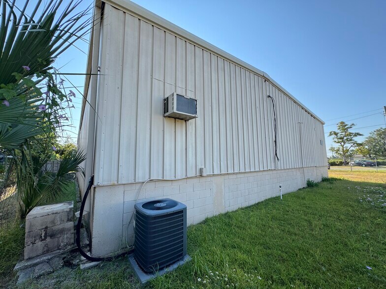 More Photos Of 1605 W 16th St, Panama City Warehouse For Sale