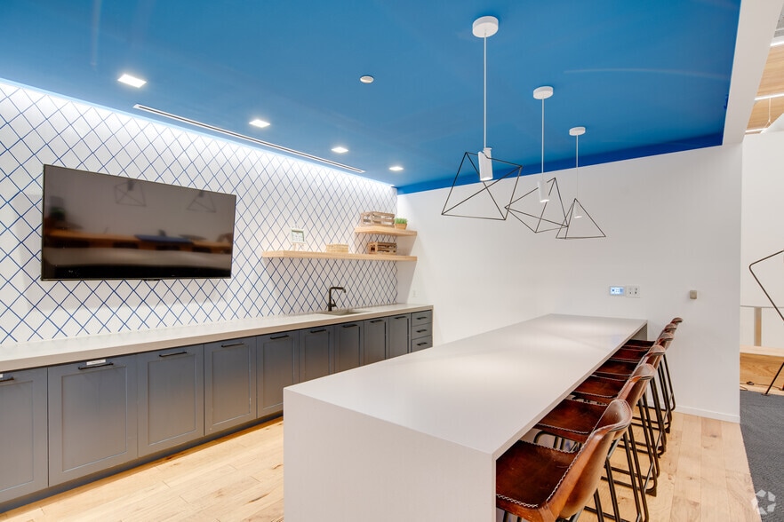 More Photos Of 200 W Adams St, Chicago Office For Lease