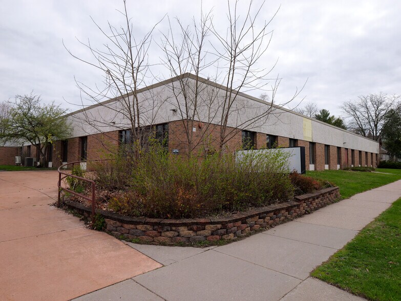 More Photos Of 165 S Chet Krause Dr, Iola Apartments For Sale