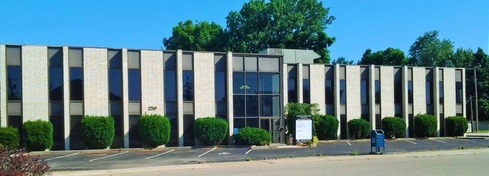 More Photos Of 2210 Meadow Dr, Louisville Office For Sale