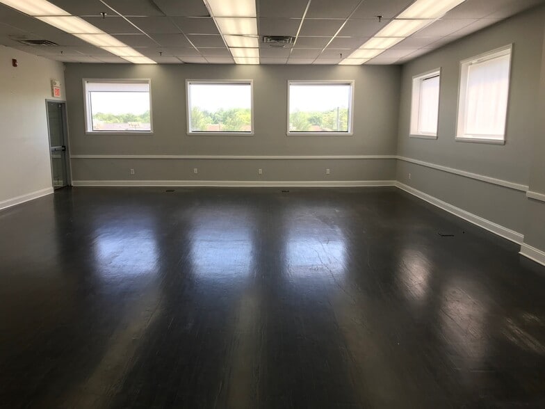 More Photos Of 19 Willard Rd, Norwalk Warehouse For Lease