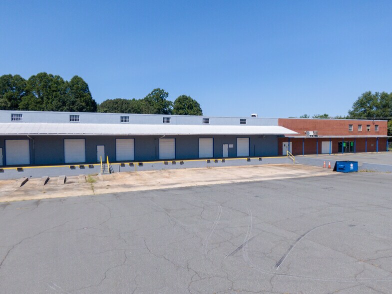 More Photos Of 2995 Starlight Dr, Winston-Salem Warehouse For Lease