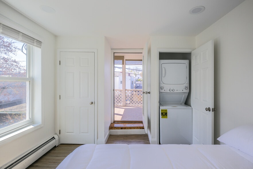 More Photos Of 237 Warren St, Hudson Storefront Retail Residential For Sale