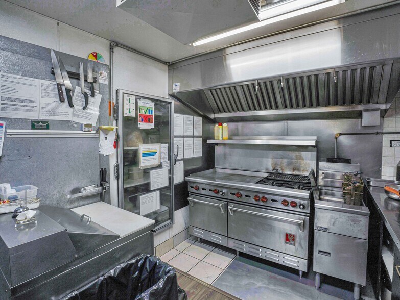 More Photos Of 142 S Main St, Jefferson Flex For Sale