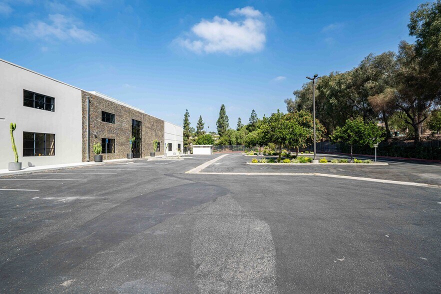 More Photos Of 2001 Saturn St, Monterey Park Light Distribution For Sale