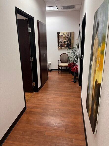 More Photos Of 8867 W Flamingo Rd, Las Vegas Office For Sale