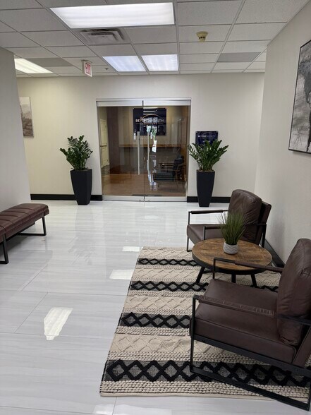 More Photos Of 600 SW Jefferson St, Lee's Summit Office For Lease