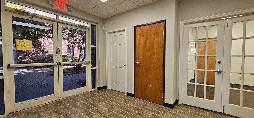 More Photos Of 3445 Highland Rd, Dallas Office For Sale