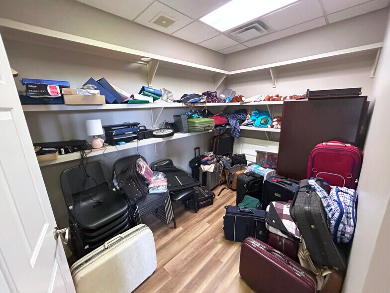 More Photos Of 1721 McIntosh Dr, Bowling Green Office For Sale