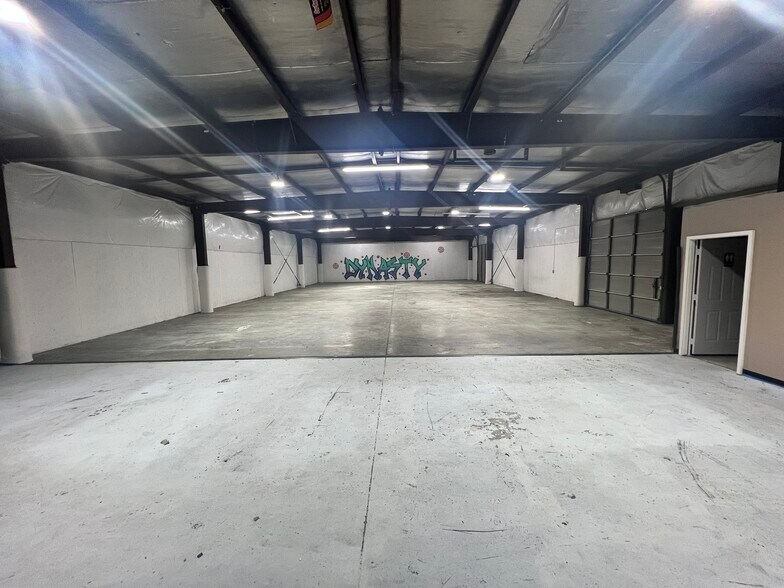 More Photos Of 1712 Brick Kiln Ln, Louisville Flex For Lease