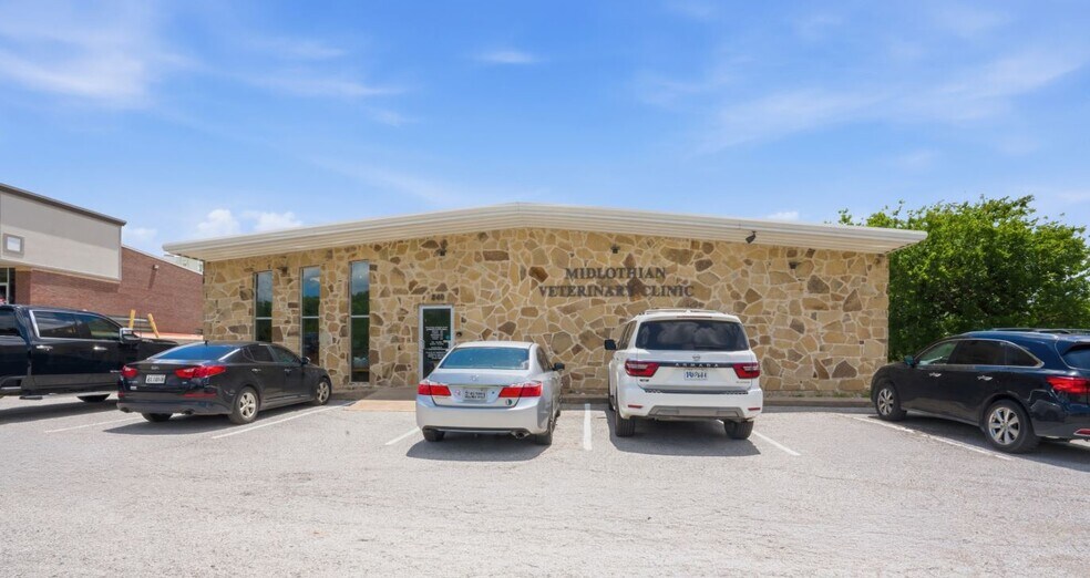 More Photos Of 840 E Main St, Midlothian Veterinarian Kennel For Sale