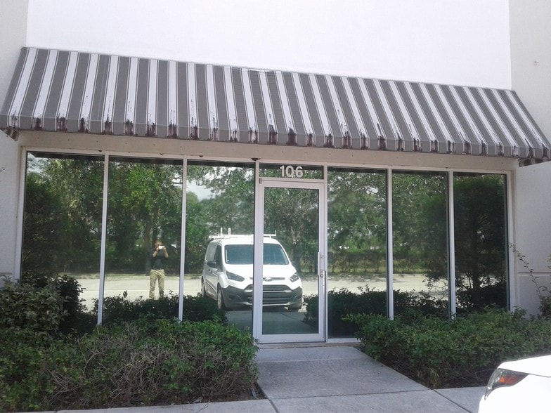 More Photos Of 581 NW Mercantile Pl, Port Saint Lucie Light Distribution For Sale