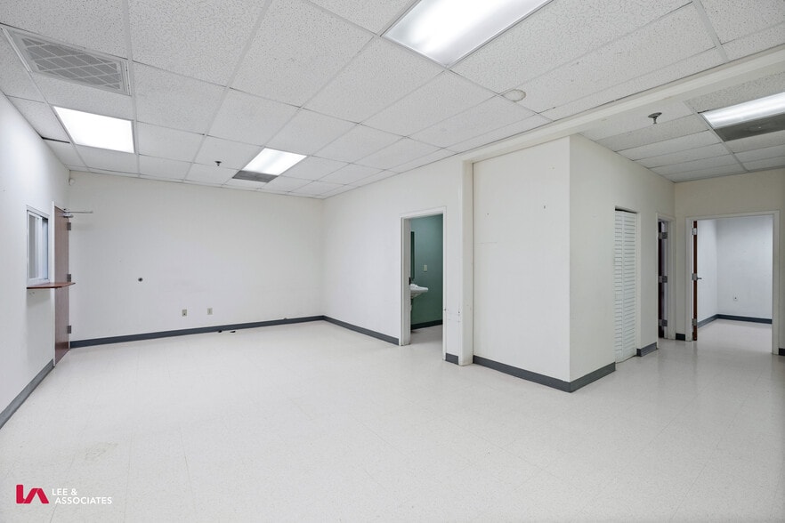 More Photos Of 5020-5072 Clark Howell Hwy, College Park Showroom For Lease