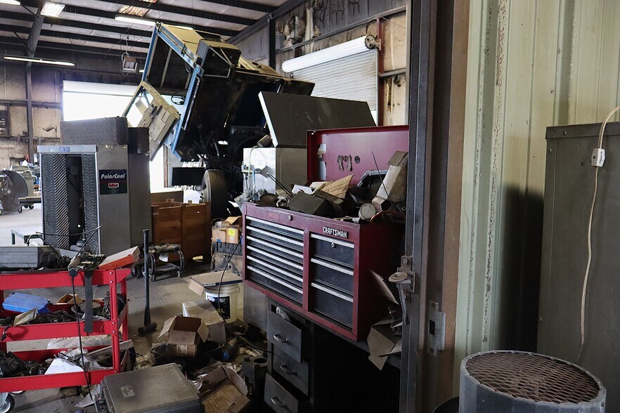 More Photos Of 1530 Parker Ln, Enterprise Warehouse For Lease