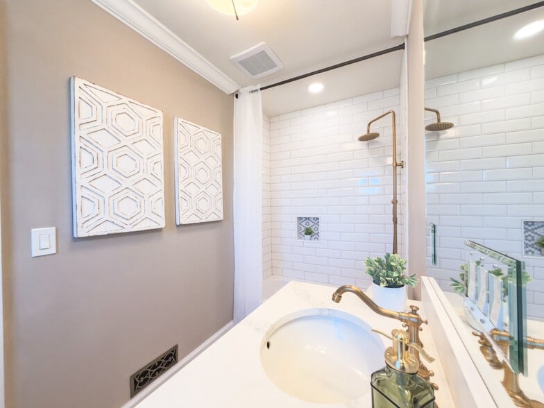 More Photos Of 621 E College St, Pulaski Hotel For Sale
