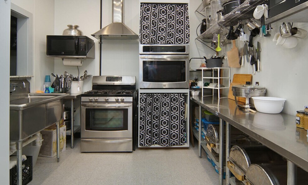 More Photos Of 120 N Austin St, Comanche Bar For Sale