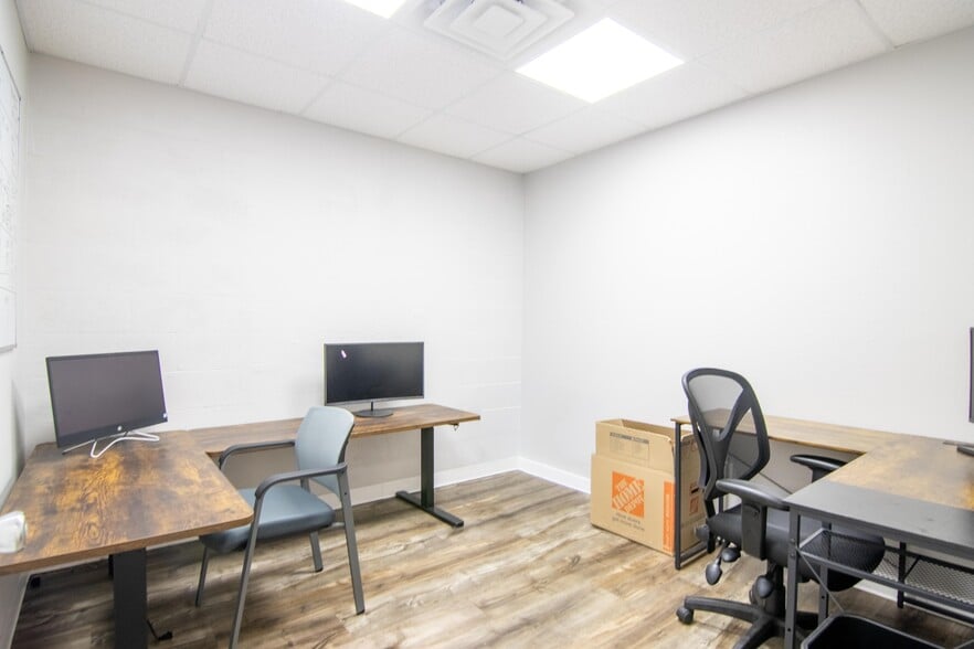 More Photos Of 3284 Morris St, Saint Petersburg Warehouse For Lease