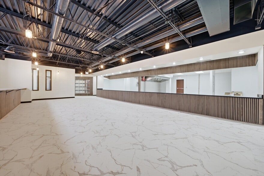 More Photos Of 2201 W Howard St, Chicago Restaurant For Lease