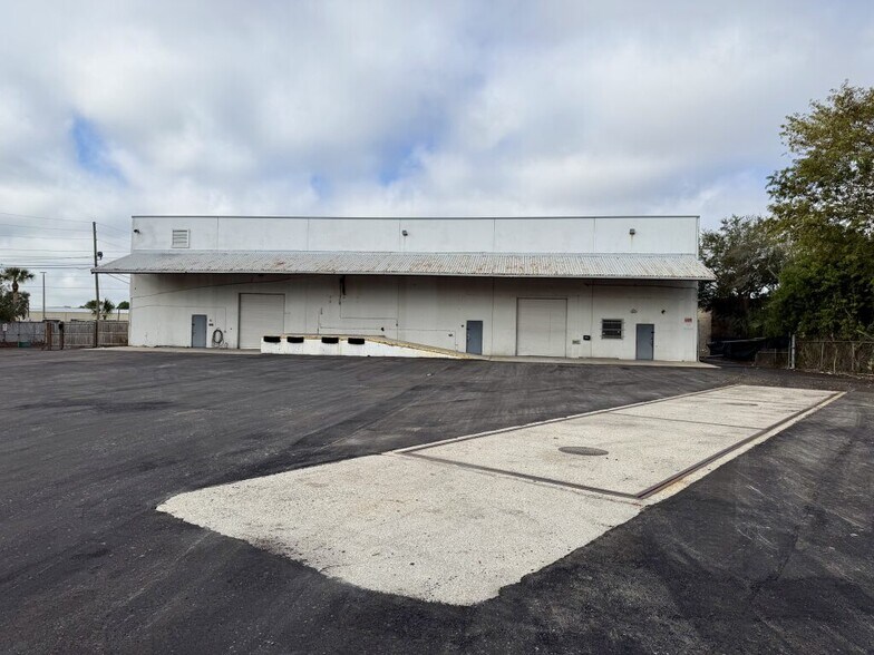 More Photos Of 13755 U.S. Highway 19 N, Clearwater Warehouse For Lease
