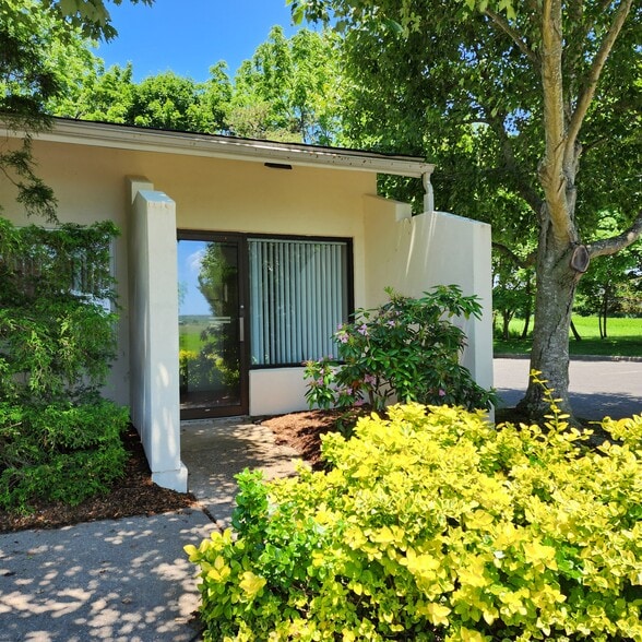 More Photos Of 446 Edwards Ave, Calverton Flex For Lease