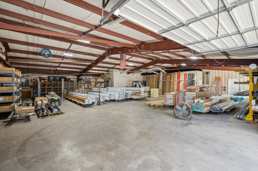 More Photos Of 4228 Main St, Oakwood Showroom For Lease